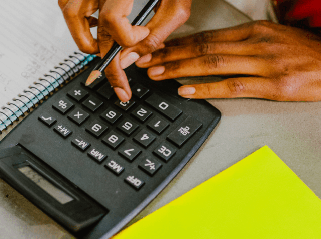 Pessoa calculando os valores dos boletos