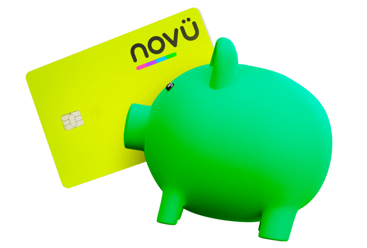 Cofrinho em formato de porco em frente ao cartão de crédito novücard