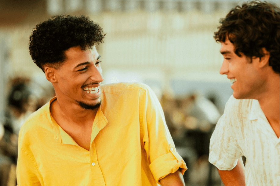 Foto de homem com camisa amarela sorrindo