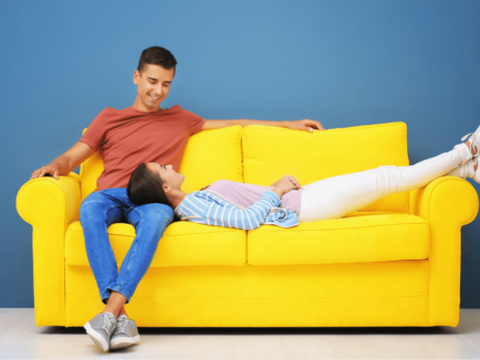 Como economizar dinheiro em casal: dicas para curtir sem gastar muito
