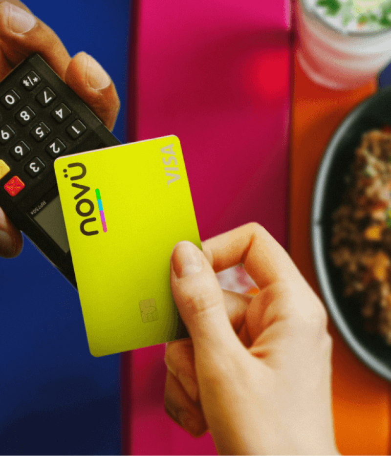 Mulher realizando pagamento com novücard